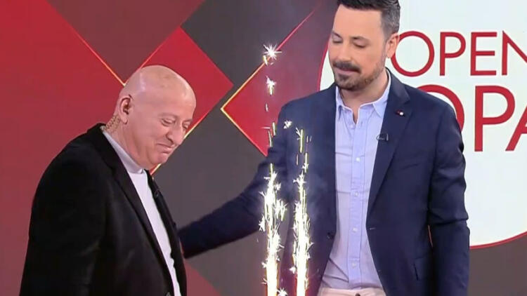 Ο Πέτρος Κουσουλός άφησε… άναυδο τον Κατερινόπουλο: Η τούρτα γενεθλίων και η τρομερή του ατάκα