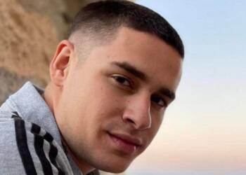 Τέμπη: «Δεν έφτασες ποτέ αλλά σε περιμένω ακόμη – Σ’ αγαπάω όσο δεν φαντάζεσαι και μου λείπεις τóσο πολύ» – Το σπαpακτικό κείμενο της μητέρας του 21χρονου Τάσου