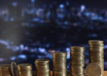 «Απογειώνεται» ο κατώτατος μισθός: Τα σενάρια για την αύξησή του