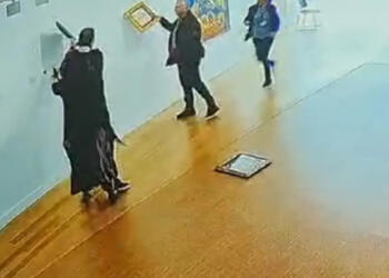 Νίκος Παπαδόπουλος: Βίντεο – σοκ από τη στιγμή που βανδαλίζει τα έργα στην Εθνική Πινακοθήκη