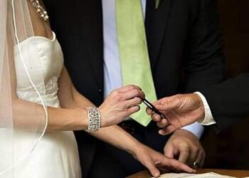 Απόλυτη ξεφτίλα: Νύφη παντρεύτηκε τον πεθερό της γιατί…