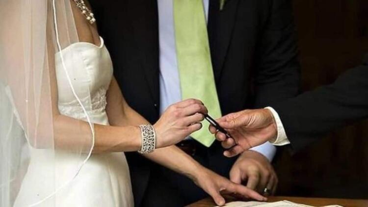 Απόλυτη ξεφτίλα: Νύφη παντρεύτηκε τον πεθερό της γιατί…