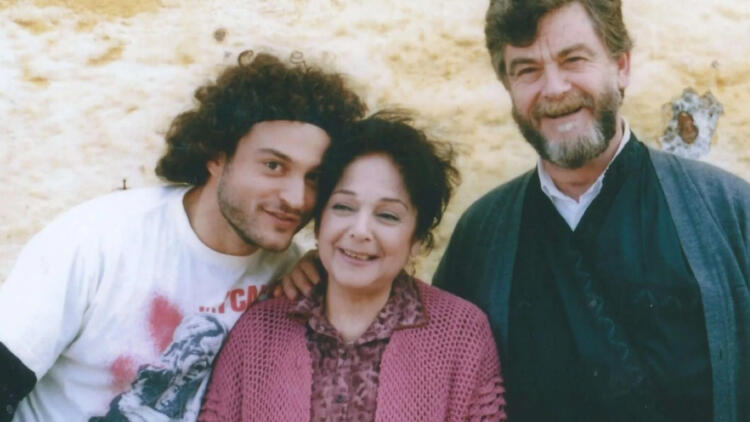 20+ χρόνια μετά, δεν είχε «φύγει» κανείς: Η Ράνια Ιωαννίδου έγινε η πρώτη ηθοποιός του «Καφέ της Χάρας» που πέθανε!