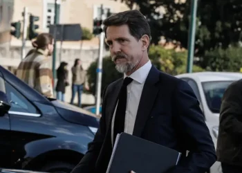 Παύλος ντε Γκρες: Μετά το «πρίγκιπας» του δημάρχου ήρθε και προσφώνηση «υψηλότατος» από Μητροπολίτη