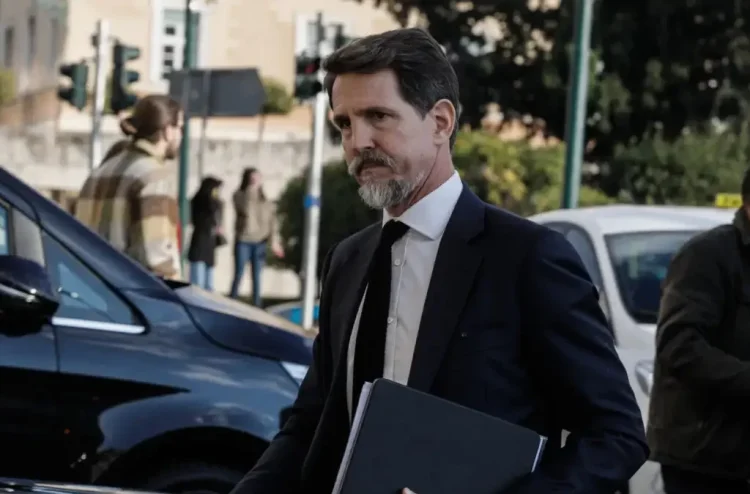 Παύλος ντε Γκρες: Μετά το «πρίγκιπας» του δημάρχου ήρθε και προσφώνηση «υψηλότατος» από Μητροπολίτη