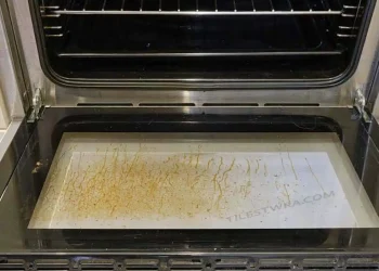 Ένα κόλπο της μαμάς για να καθαρίσετε  ανάμεσα το τζάμι στην πόρτα του φούρνου