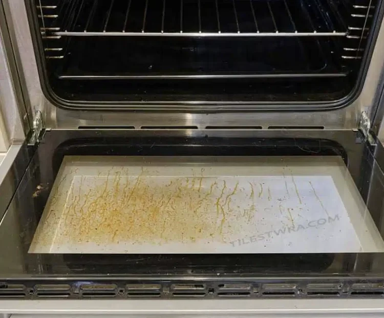 Ένα κόλπο της μαμάς για να καθαρίσετε  ανάμεσα το τζάμι στην πόρτα του φούρνου