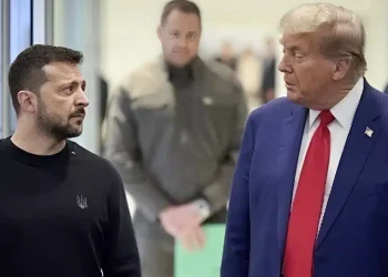 «Γιατί δεν φοράτε κοστούμι; Μήπως δεν έχετε;»: Η ερώτηση στη συνάντηση Ζελένσκι με Τραμπ που προκάλεσε γέλιο στον Βανς