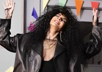 Σάλος με την πολύ αποκαλύπτικη εμφάνιση της Μαρίας Σολωμού – Ντύθηκε Σερ και έριξε το ελληνικό ίντερνετ