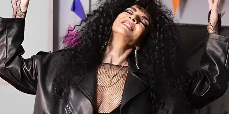 Σάλος με την πολύ αποκαλύπτικη εμφάνιση της Μαρίας Σολωμού – Ντύθηκε Σερ και έριξε το ελληνικό ίντερνετ