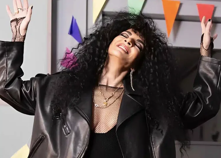 Σάλος με την πολύ αποκαλύπτικη εμφάνιση της Μαρίας Σολωμού – Ντύθηκε Σερ και έριξε το ελληνικό ίντερνετ