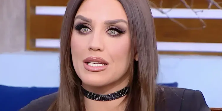 Ιουλία Καλλιμάνη: «Με φλερτάρουν πιο πολύ οι γυναίκες, οι άντρες όχι τόσο»