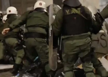 Συλλαλητήριο για τα Τέμπη: Άνδρες των ΜΑΤ πέταξαν διαδηλωτή σε κάδους και του πίεζαν το πρόσωπο στα σκουπίδια