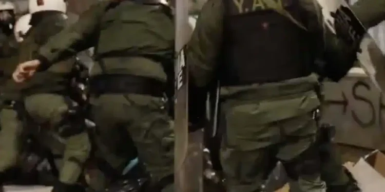 Συλλαλητήριο για τα Τέμπη: Άνδρες των ΜΑΤ πέταξαν διαδηλωτή σε κάδους και του πίεζαν το πρόσωπο στα σκουπίδια