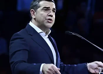 Τσίπρας κατά Μητσοτάκη: «Με την παραμονή της κυβέρνησης διακυβεύεται η εθνική ακεραιότητα»