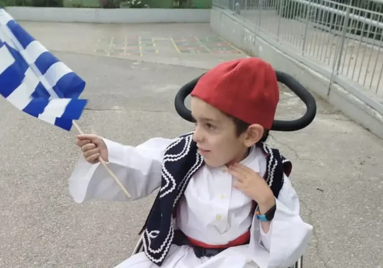 O Παναγιώτης Ραφαήλ ντυμένος τσολιαδάκι μας εύχεται για την 25η Μαρτίου