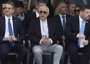 Χαμός με τις κάλτσες του Κακλαμάνη στην παρέλαση