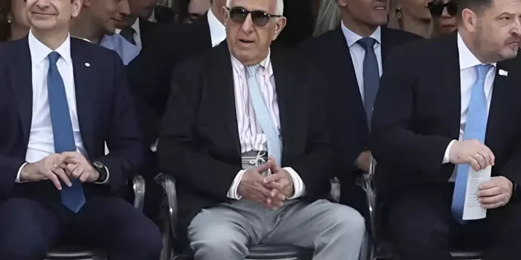 Χαμός με τις κάλτσες του Κακλαμάνη στην παρέλαση