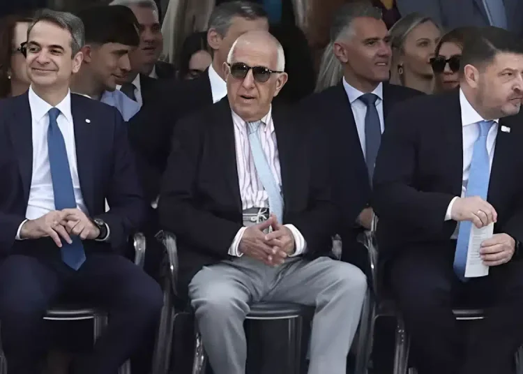 Χαμός με τις κάλτσες του Κακλαμάνη στην παρέλαση