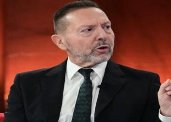 Στουρνάρας: «Η επαναφορά του 13ου και 14ου μισθού θα στερήσει χρήματα από τους φτωχούς»