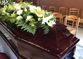 Χαμός σε εκκλησία της Αθήνας: Έγινε το σώσε! – Πάνω από το φέρετρο του νεκρού