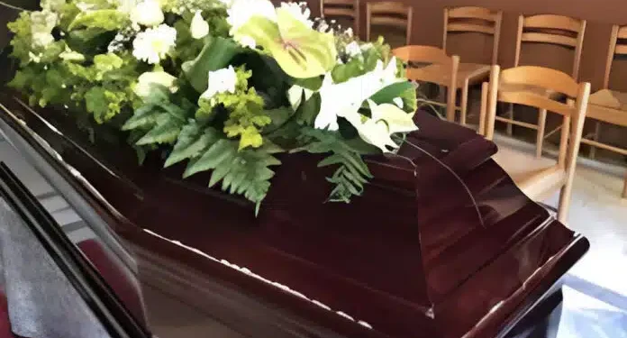 Χαμός σε εκκλησία της Αθήνας: Έγινε το σώσε! – Πάνω από το φέρετρο του νεκρού