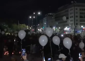 Ανατριχίλα για τα Τέμπη: 57 μπαλόνια στον ουρανό της Αθήνας ακριβώς στις 23:18 και τη συμπλήρωση δύο ετών από την τραγωδία (video)