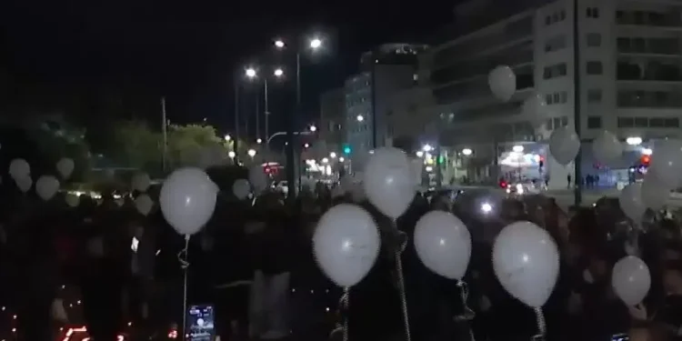 Ανατριχίλα για τα Τέμπη: 57 μπαλόνια στον ουρανό της Αθήνας ακριβώς στις 23:18 και τη συμπλήρωση δύο ετών από την τραγωδία (video)