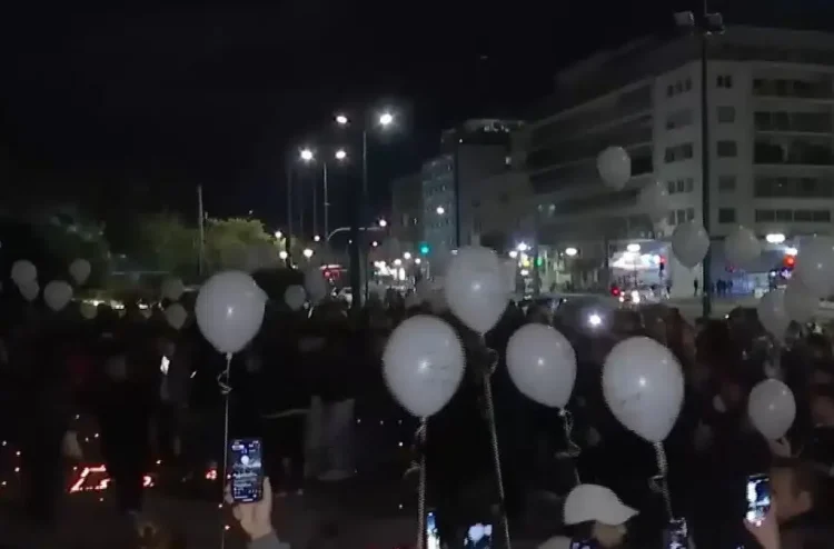 Ανατριχίλα για τα Τέμπη: 57 μπαλόνια στον ουρανό της Αθήνας ακριβώς στις 23:18 και τη συμπλήρωση δύο ετών από την τραγωδία (video)