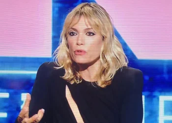 GNTM: Όταν παίκτρια ξαμάλλιασε τη Βίκυ Καγιά στο ριάλιτι – Καρέ καρέ η επίθεση που σόκαρε