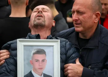 «Έναν τον είχα, γιατί…» Σπαραγμός από τους γονείς των θυμάτων της φωτιάς σε κλαμπ στα Σκόπια