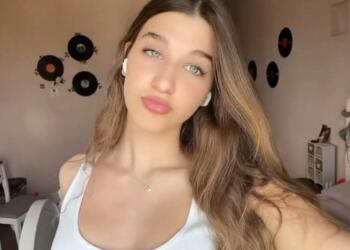 Αναστασία Ρουβά: Xορεύει στο TikTok με ένα κομψό μπεζ πλεκτό φόρεμα και μοιάζει απίστευτα στη Κάτια Ζυγούλη