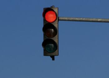 Κάμερα καταγράφει όσους περνούν με κόκκινο – Πρόστιμο 700 ευρώ