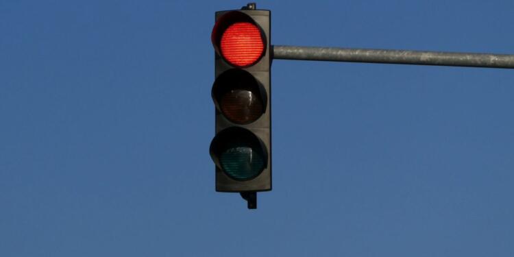 Κάμερα καταγράφει όσους περνούν με κόκκινο – Πρόστιμο 700 ευρώ