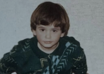 Δεν τον αναγνώρισε κανένας: Το γλυκό αγopάκι που ποζάρει στη φωτογραφία, σήμερα είναι ο πιο όμορφος Έλληνας ηθοποιός, τον βλέπουν και λιώνουν οι γυναίκες