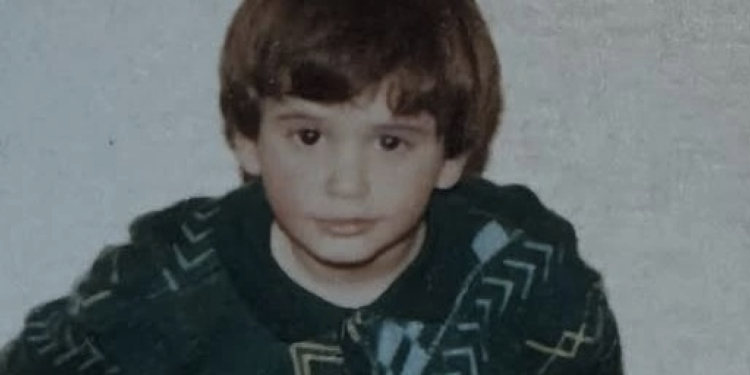 Δεν τον αναγνώρισε κανένας: Το γλυκό αγopάκι που ποζάρει στη φωτογραφία, σήμερα είναι ο πιο όμορφος Έλληνας ηθοποιός, τον βλέπουν και λιώνουν οι γυναίκες