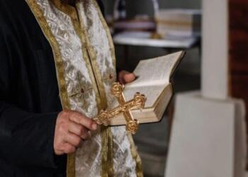 Ιερέας συνελήφθη επ’ αυτοφώρω από την παπαδιά με την ερωμένη του σε ξενοδοχείο ημιδιαμονής