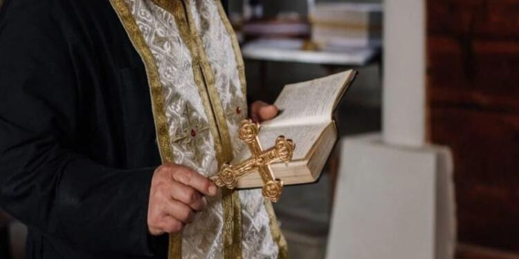 Ιερέας συνελήφθη επ’ αυτοφώρω από την παπαδιά με την ερωμένη του σε ξενοδοχείο ημιδιαμονής