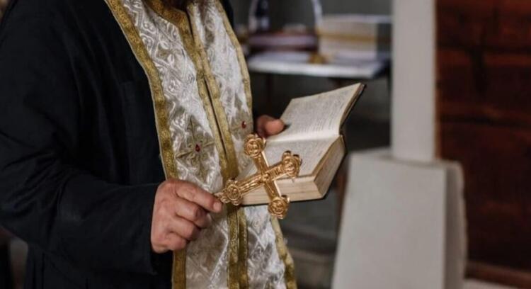 Ιερέας συνελήφθη επ’ αυτοφώρω από την παπαδιά με την ερωμένη του σε ξενοδοχείο ημιδιαμονής