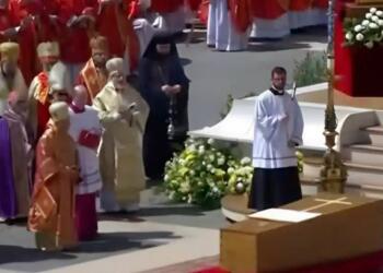 Γιατί έψαλλαν το «Χριστός Ανέστη» στα Ελληνικά στην κηδεία του Πάπα Φραγκίσκου