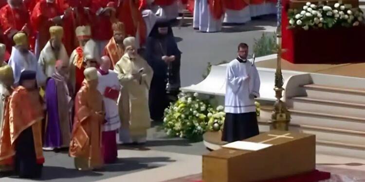 Γιατί έψαλλαν το «Χριστός Ανέστη» στα Ελληνικά στην κηδεία του Πάπα Φραγκίσκου