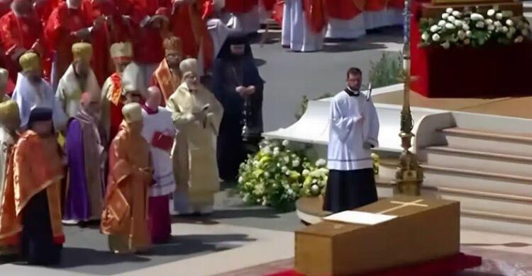 Γιατί έψαλλαν το «Χριστός Ανέστη» στα Ελληνικά στην κηδεία του Πάπα Φραγκίσκου