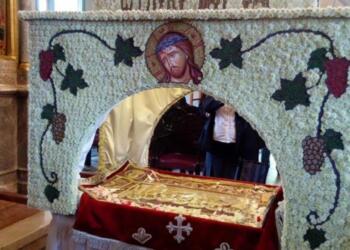 Γιατί περνάμε κάτω από τον επιτάφιο την Μεγάλη Παρασκευή;