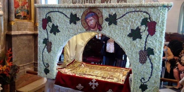 Γιατί περνάμε κάτω από τον επιτάφιο την Μεγάλη Παρασκευή;