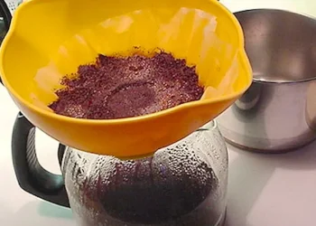 Μαζεύει τα κατακάθια του καφέ για ένα πολύ χρήσιμο λόγο