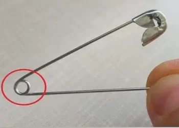 Να ο λόγος που υπάρχει η τρύπα στις παραμάνες