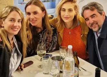 Νικόλαος Ντε Γκρες και Χρυσή Βαρδινογιάννη σε νέα κοινή φωτογραφία με φίλους – Που βρέθηκαν