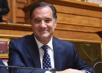 Αναvεωμένος μετά την εμφύτευση μαλλιών ο Άδωνις Γεωργιάδης – Το νέο λουκ του