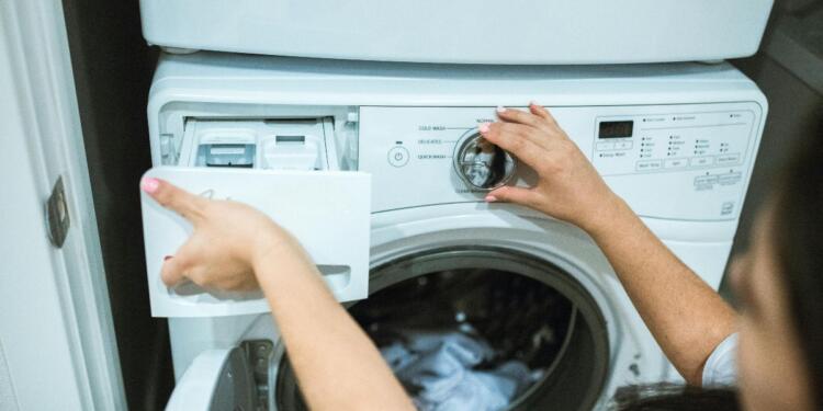 Άλατα και μούχλα στο πλυντήριο ρούχων: Τα καθαριστικά που θα τα εξαφανίσουν