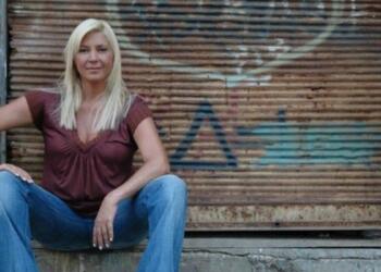 Αντίκες, φυτά και μεγάλα παράθυρα: Αυτό είναι το κλασικό σπίτι της Δήμητρας Λιάνη (photos)